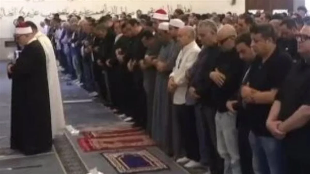 وداع النجوم.. لقطات مؤثرة في تشييع جنازة الفنان هاني شاكر اليوم بالقاهرة